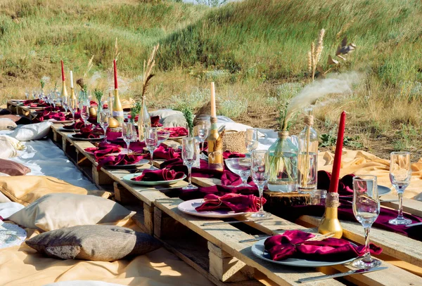 Vinrött Picknickbord För Många Gäster Stockfoto