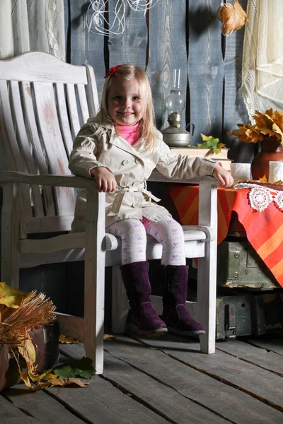 Menina Sentada Uma Cadeira Decorações Halloween Sorrindo Fazendo Rostos — Fotografia de Stock