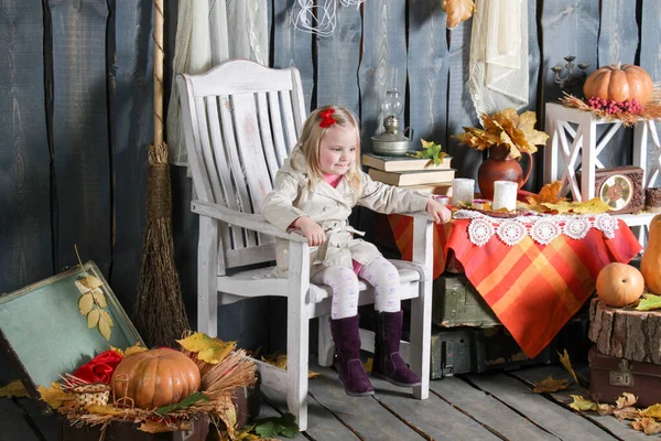 Menina Sentada Uma Cadeira Decorações Halloween Sorrindo Fazendo Rostos — Fotografia de Stock
