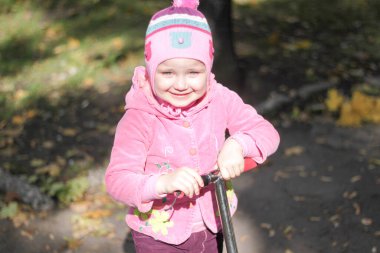 Kameraya bakan pembeli bir kız.