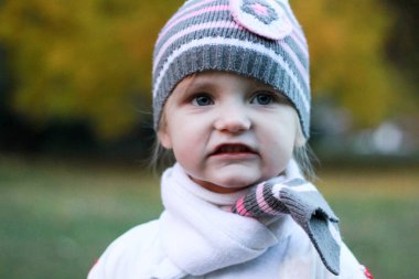 Şapkalı ve atkılı bir kızın portresi.