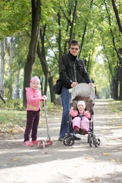 Táta Dvěma Dcerami Procházku Podzimním Parku — Stock fotografie