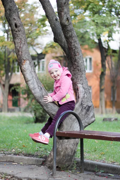 Κορίτσι Στα Ροζ Κάθεται Ένα Δέντρο — Φωτογραφία Αρχείου