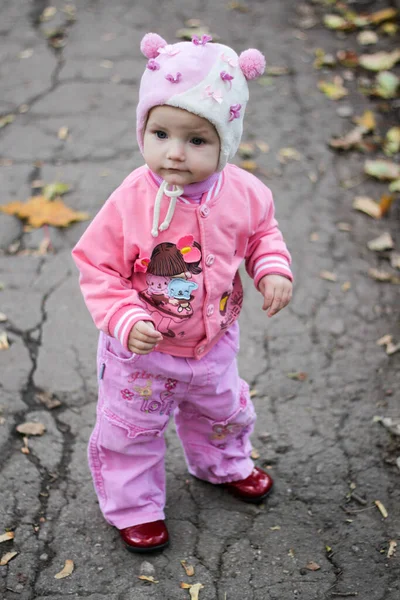 Niña Con Ropa Rosa Está Caminando Parque Otoño —  Fotos de Stock