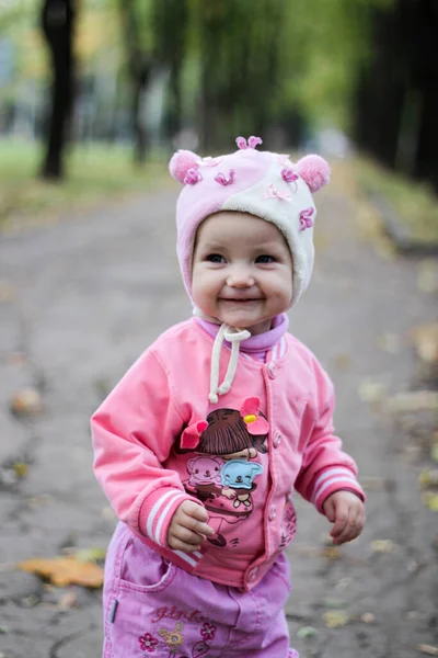 Menina Roupas Rosa Está Andando Parque Outono — Fotografia de Stock