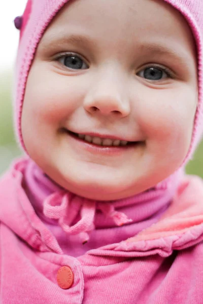 Retrato Uma Menina Uma Jaqueta Rosa Chapéu — Fotografia de Stock