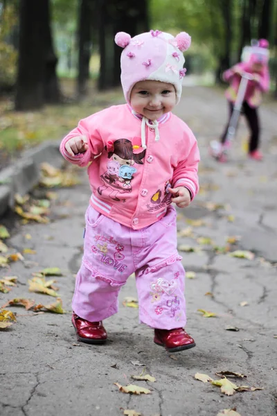 Κοριτσάκι Ροζ Ρούχα Περπατάει Στο Πάρκο Του Φθινοπώρου — Φωτογραφία Αρχείου