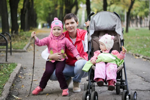 Máma Chodí Dvěma Dcerami Podzimním Parku — Stock fotografie