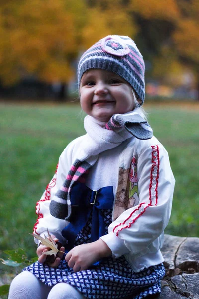 Дівчина Сидить Пні Дереві Осінньому Парку Посміхається Робить Обличчя — стокове фото