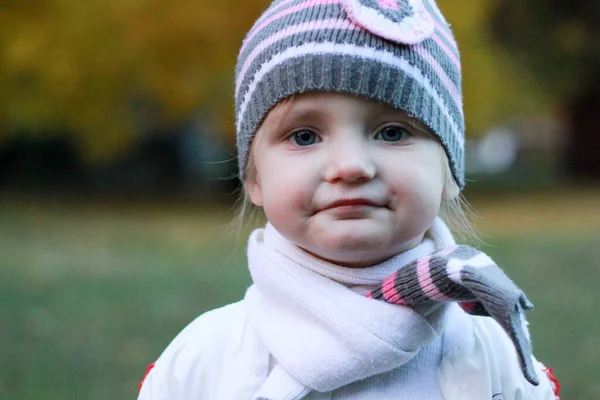 Ritratto Una Ragazza Con Cappello Sciarpa — Foto Stock