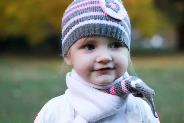 Retrato Uma Menina Chapéu Cachecol — Fotografia de Stock