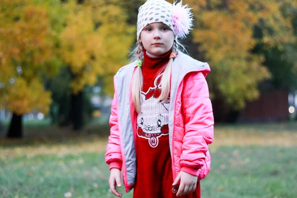 自然を背景に赤い服を着た女の子が — ストック写真