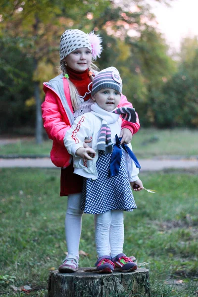 Dos Hermanas Pie Tronco Árbol Abrazo Sonrisa — Foto de Stock