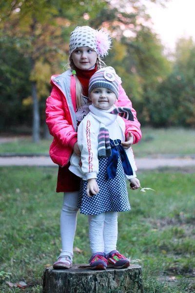 Dos Hermanas Pie Tronco Árbol Abrazo Sonrisa —  Fotos de Stock