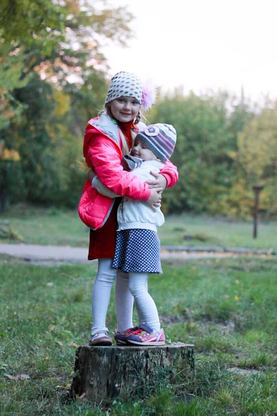 Duas Irmãs Estão Toco Árvore Abraço Beijo — Fotografia de Stock