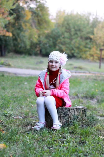 Κορίτσι Κάθεται Ένα Κούτσουρο Δέντρο — Φωτογραφία Αρχείου