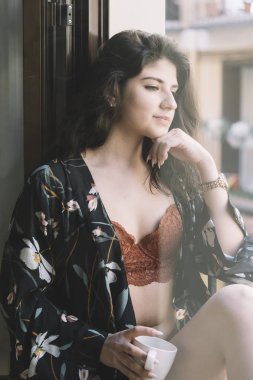 Balkondan seyir kız