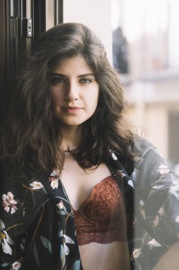 Kız kameraya poz iç çamaşırı