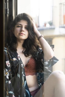 Kız kameraya poz iç çamaşırı