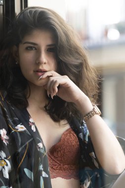 Kız kameraya poz iç çamaşırı