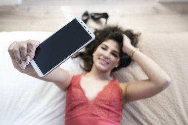 Yatak odasında bir portresi alarak seksi kız