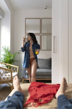 Seksi kız yatak odasında kahvaltı