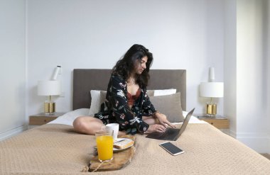 Kahvaltı ve yatakta dizüstü kullanarak iç çamaşırı kız