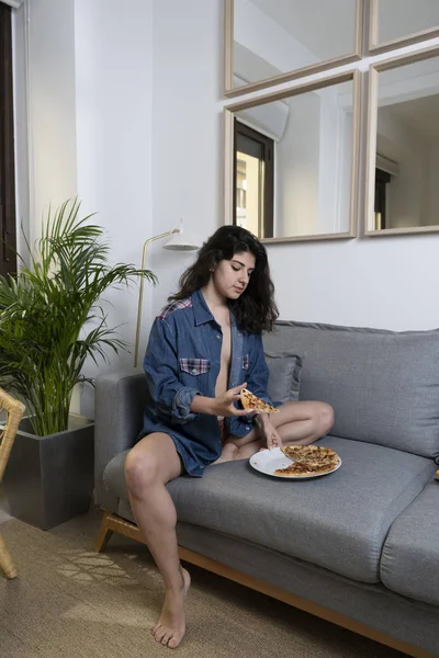 kız evde pizza yemek