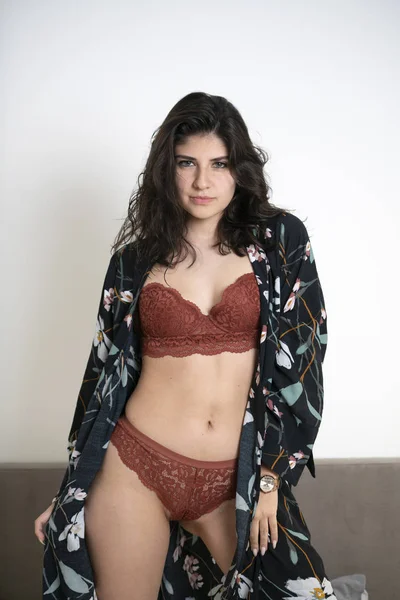 Yatakta poz iç çamaşırı seksi kız