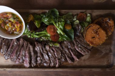 ahşap masa üstünde lezzetli sığır eti biftek
