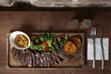 ahşap masa üstünde lezzetli sığır eti biftek