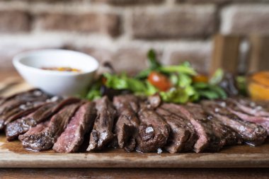 ahşap masa üstünde lezzetli sığır eti biftek