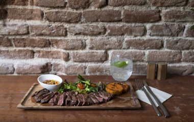 ahşap masa üstünde lezzetli sığır eti biftek