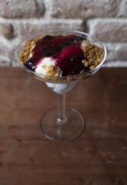 Vanilya ve çilekli dondurma bir beyaz ahşap tablo