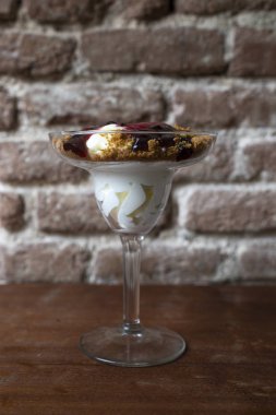 Vanilya ve çilekli dondurma bir beyaz ahşap tablo