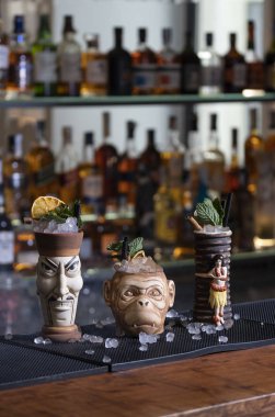 Gece kulübünde kokteyl