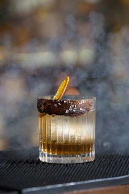 Gece kulübünde kokteyl