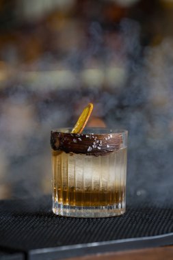 Gece kulübünde kokteyl