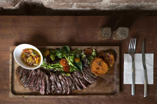ahşap masa üstünde lezzetli sığır eti biftek