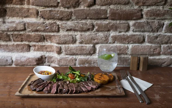 ahşap masa üstünde lezzetli sığır eti biftek