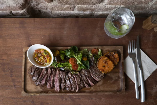 ahşap masa üstünde lezzetli sığır eti biftek