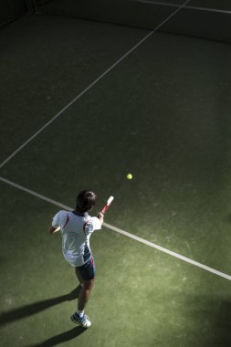 Padel açık oynayan adam