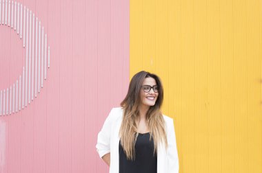 Pembe duvarda poz yakışıklı genç kadın