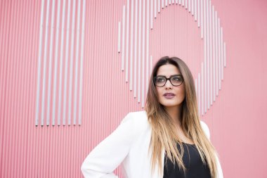 Yakışıklı genç iş kadını pembe duvar