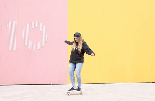 Beautiful Skater Woman Riding Her Longboard — Stock Photo, Image