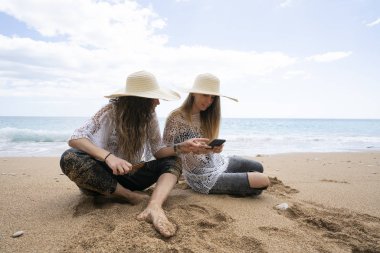 Cep telefonuyla Beach'de kızlar