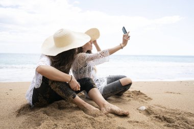 Cep telefonuyla Beach'de kızlar