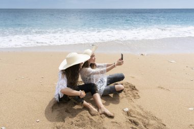 Cep telefonuyla Beach'de kızlar