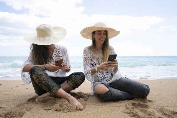 Cep telefonuyla Beach'de kızlar