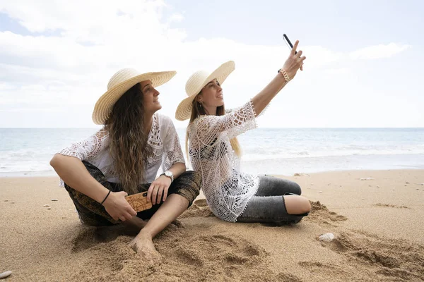 Cep telefonuyla Beach'de kızlar